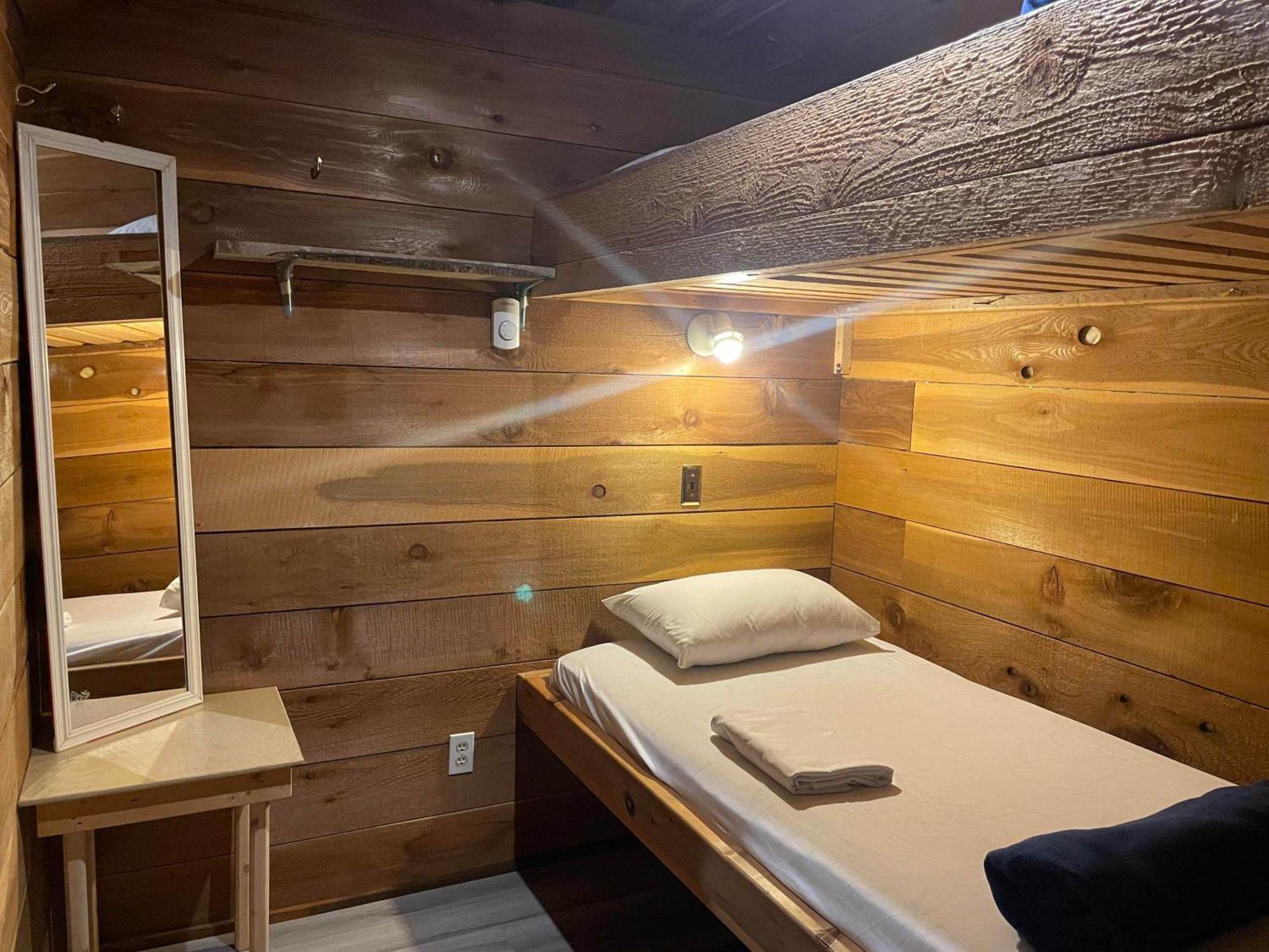Hotel The Hiker Huts Port Renfrew Exterior foto