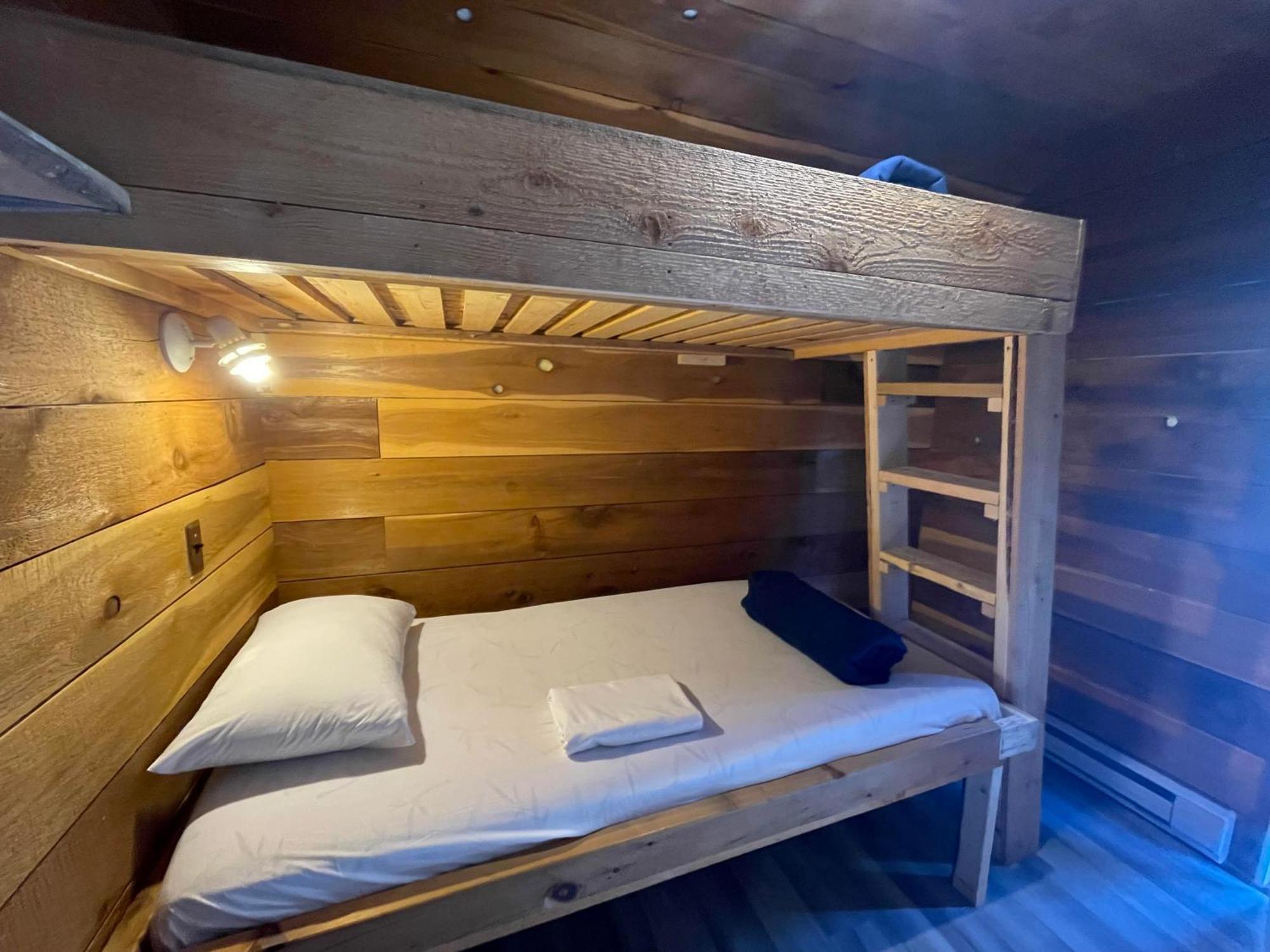 Hotel The Hiker Huts Port Renfrew Exterior foto