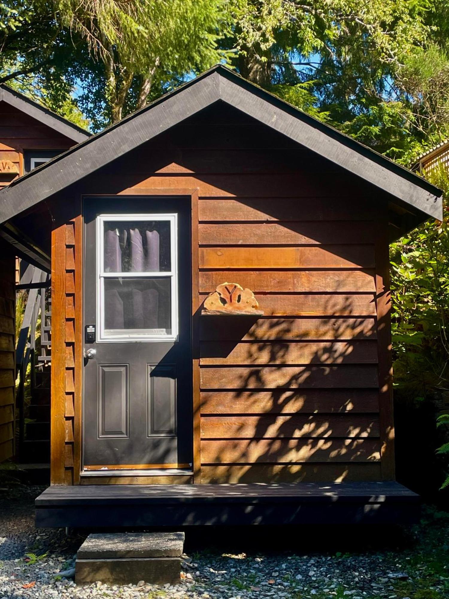 Hotel The Hiker Huts Port Renfrew Exterior foto